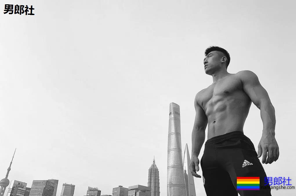 更衣室里换裤子的巨壮肌肉男，竟是芭蕾舞老师 - 51虹马