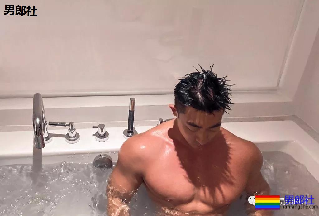 更衣室里换裤子的巨壮肌肉男，竟是芭蕾舞老师 - 51虹马