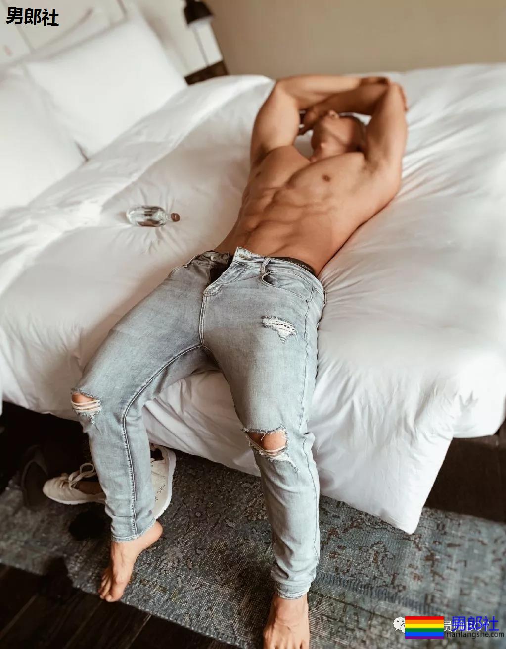 更衣室里换裤子的巨壮肌肉男，竟是芭蕾舞老师 - 51虹马