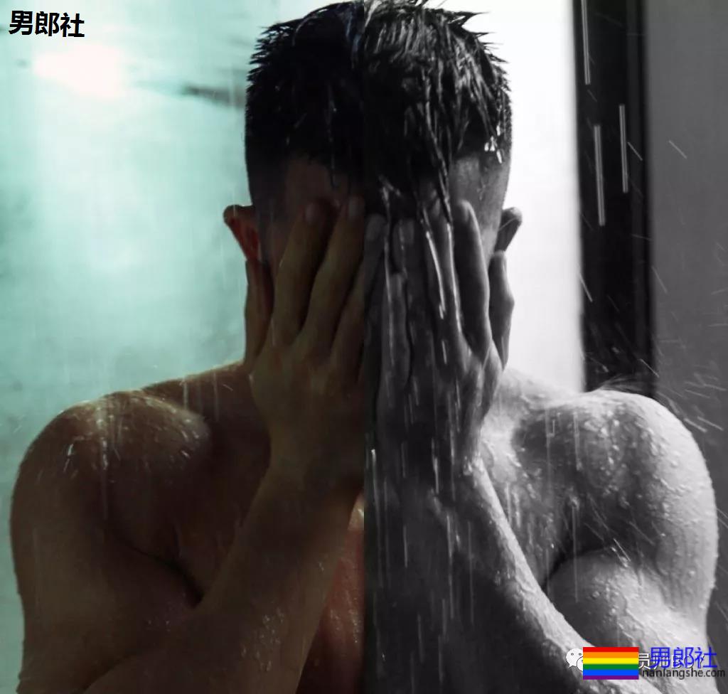 更衣室里换裤子的巨壮肌肉男，竟是芭蕾舞老师 - 51虹马