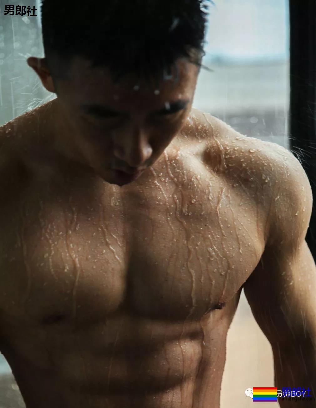 更衣室里换裤子的巨壮肌肉男，竟是芭蕾舞老师 - 51虹马