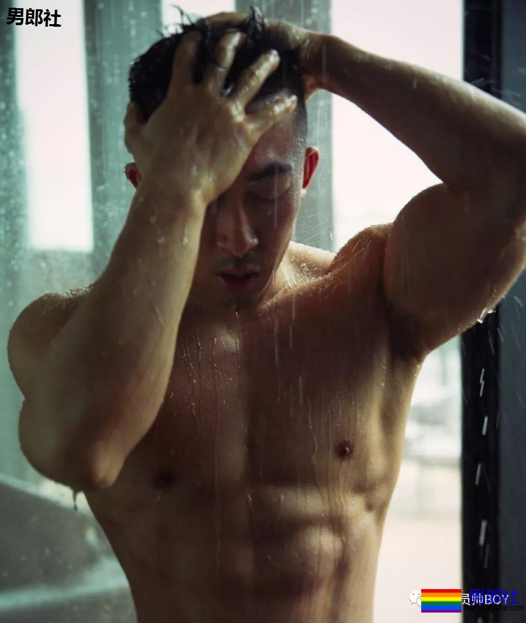 更衣室里换裤子的巨壮肌肉男，竟是芭蕾舞老师 - 51虹马