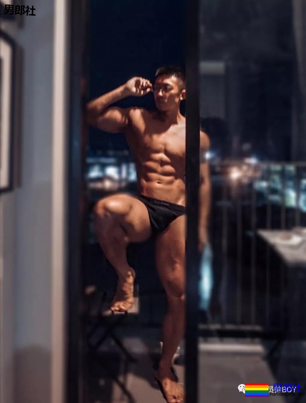 更衣室里换裤子的巨壮肌肉男，竟是芭蕾舞老师 - 51虹马