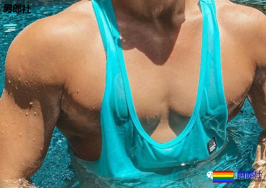 更衣室里换裤子的巨壮肌肉男，竟是芭蕾舞老师 - 51虹马