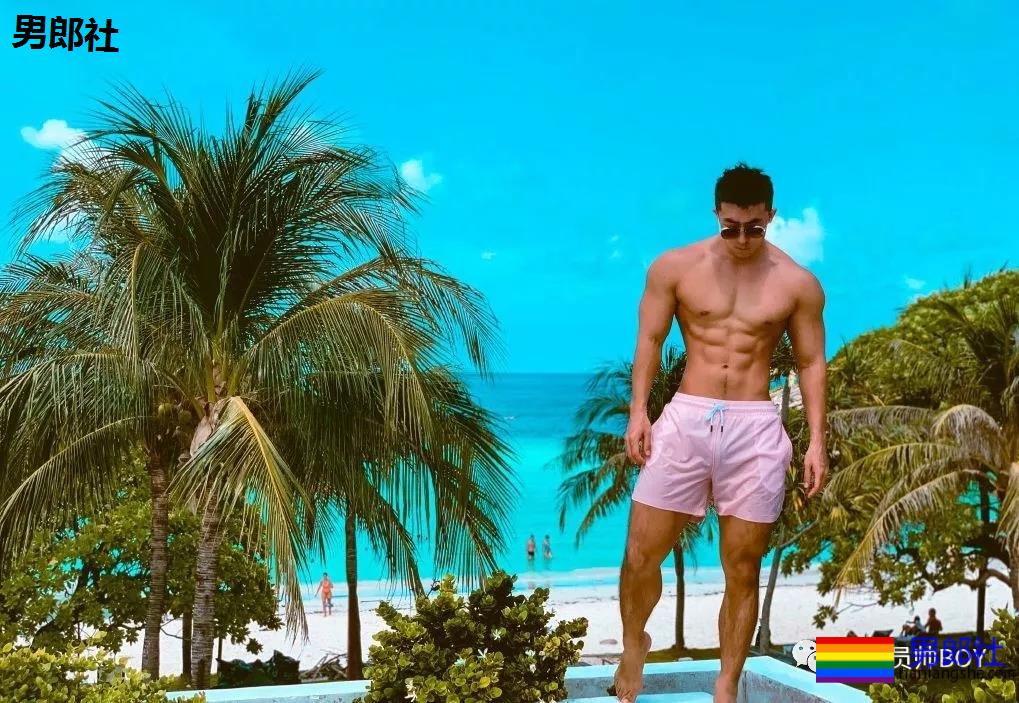 更衣室里换裤子的巨壮肌肉男，竟是芭蕾舞老师 - 51虹马