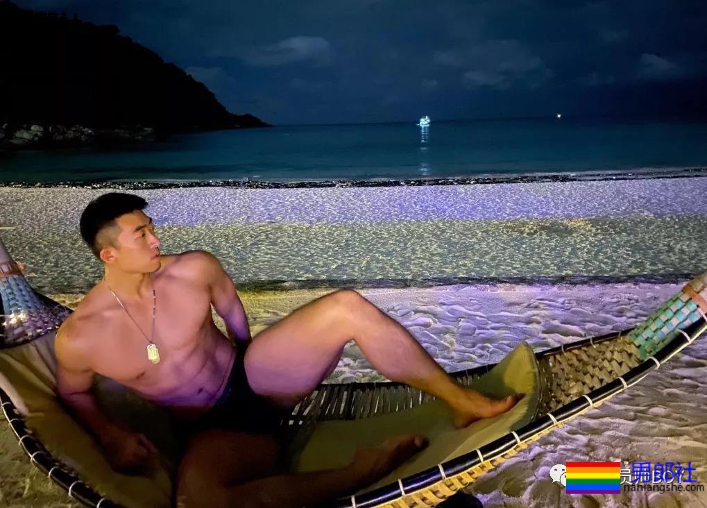 更衣室里换裤子的巨壮肌肉男，竟是芭蕾舞老师 - 51虹马