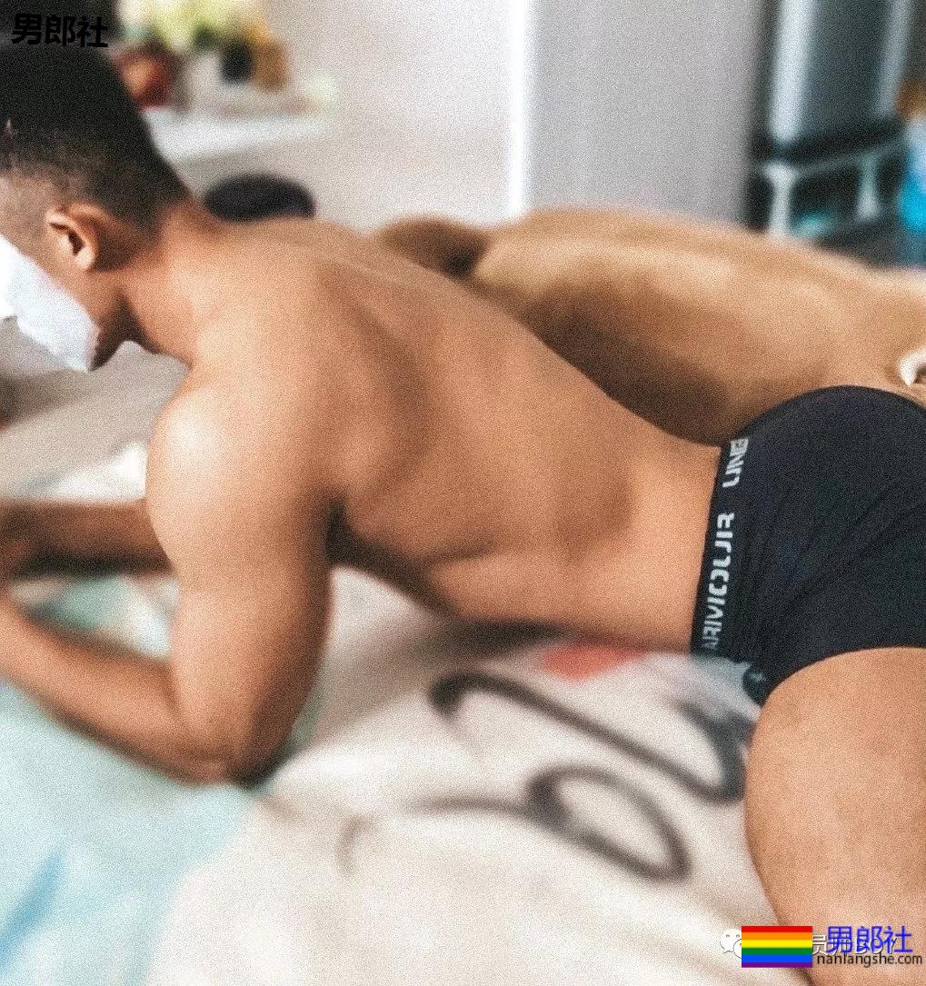 更衣室里换裤子的巨壮肌肉男，竟是芭蕾舞老师 - 51虹马