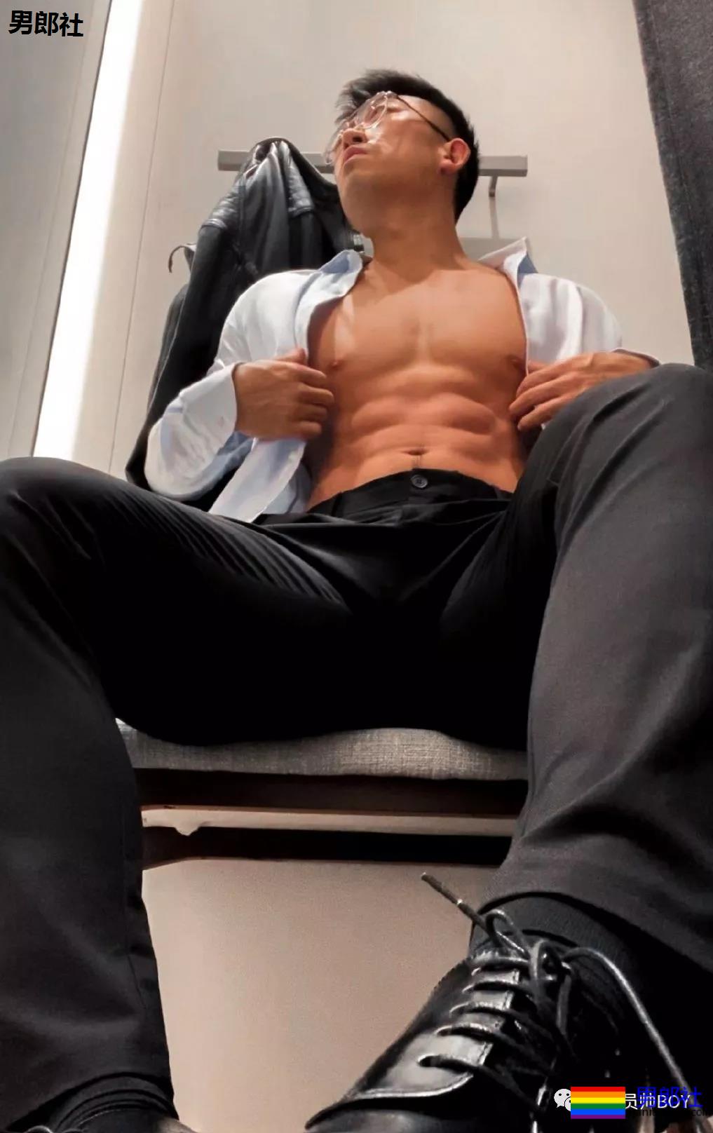 更衣室里换裤子的巨壮肌肉男，竟是芭蕾舞老师 - 51虹马