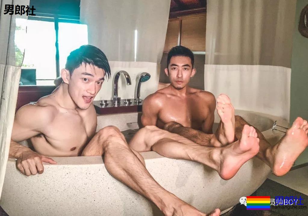 更衣室里换裤子的巨壮肌肉男，竟是芭蕾舞老师 - 51虹马