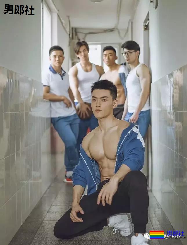 更衣室里换裤子的巨壮肌肉男，竟是芭蕾舞老师 - 51虹马