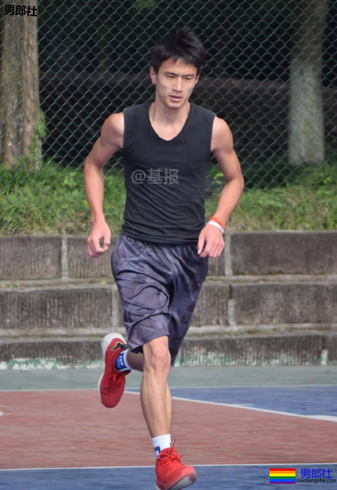 篮球帅哥发育有多好？看他的大鼻子和短裤就懂了 - 51虹马