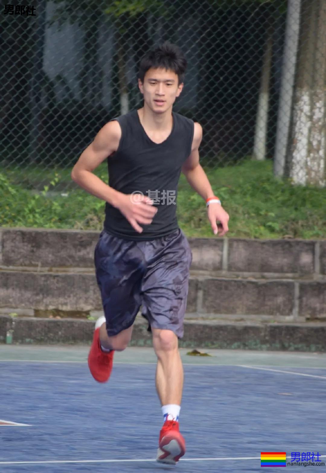 篮球帅哥发育有多好？看他的大鼻子和短裤就懂了 - 51虹马