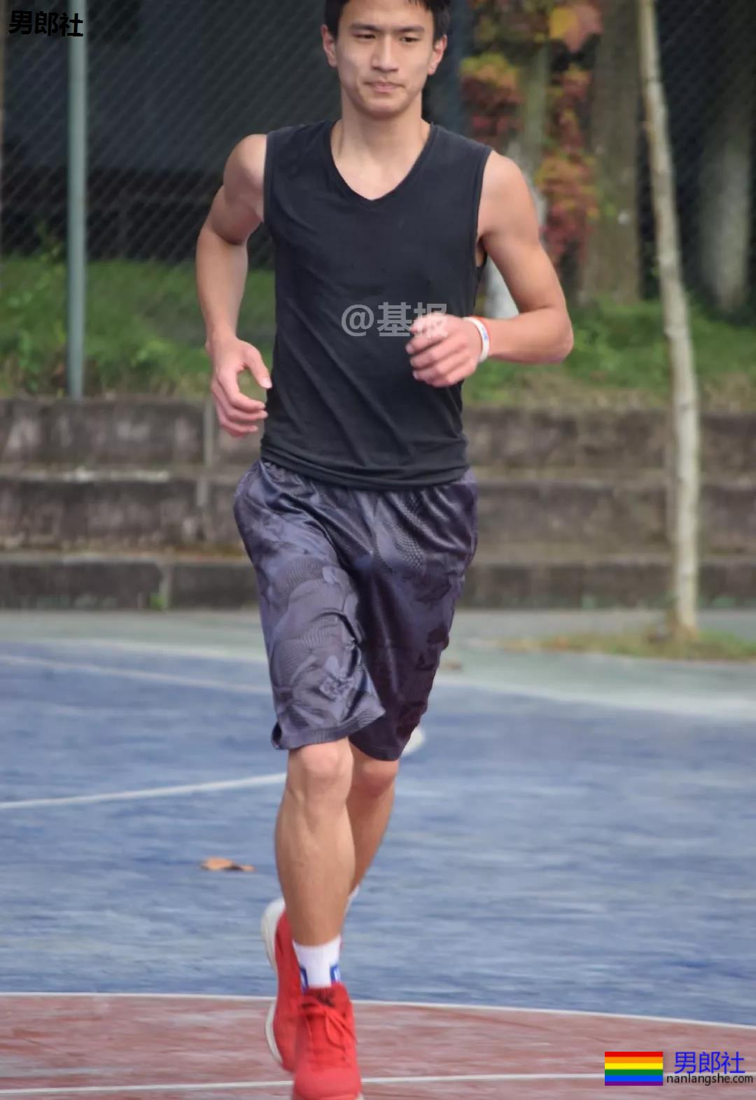 篮球帅哥发育有多好？看他的大鼻子和短裤就懂了 - 51虹马