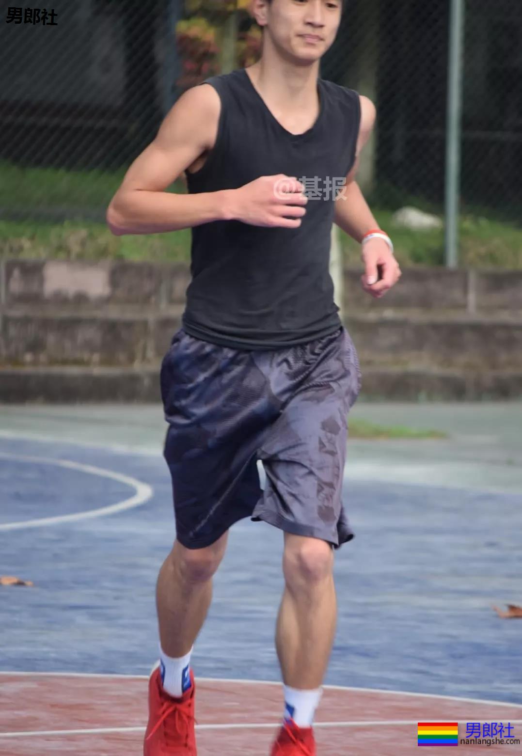 篮球帅哥发育有多好？看他的大鼻子和短裤就懂了 - 51虹马