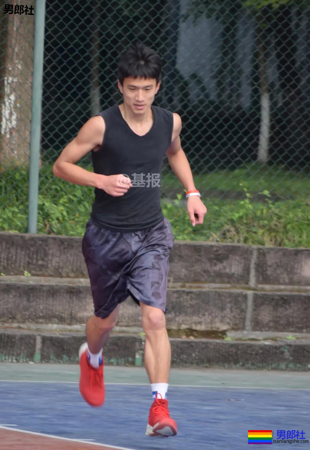 篮球帅哥发育有多好？看他的大鼻子和短裤就懂了 - 51虹马