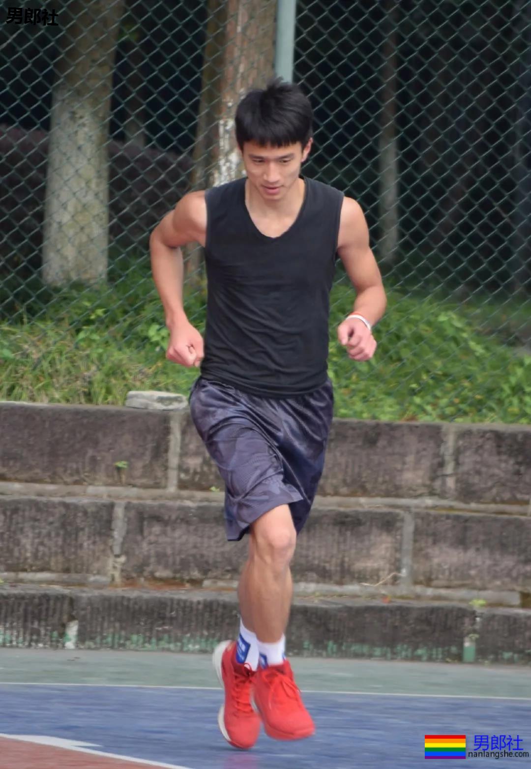 篮球帅哥发育有多好？看他的大鼻子和短裤就懂了 - 51虹马