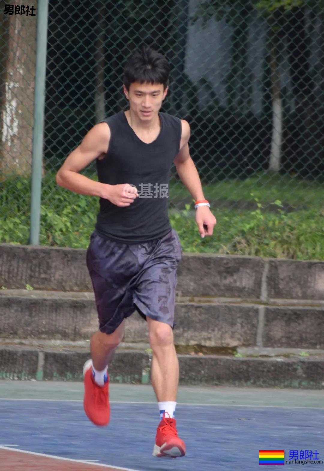 篮球帅哥发育有多好？看他的大鼻子和短裤就懂了 - 51虹马