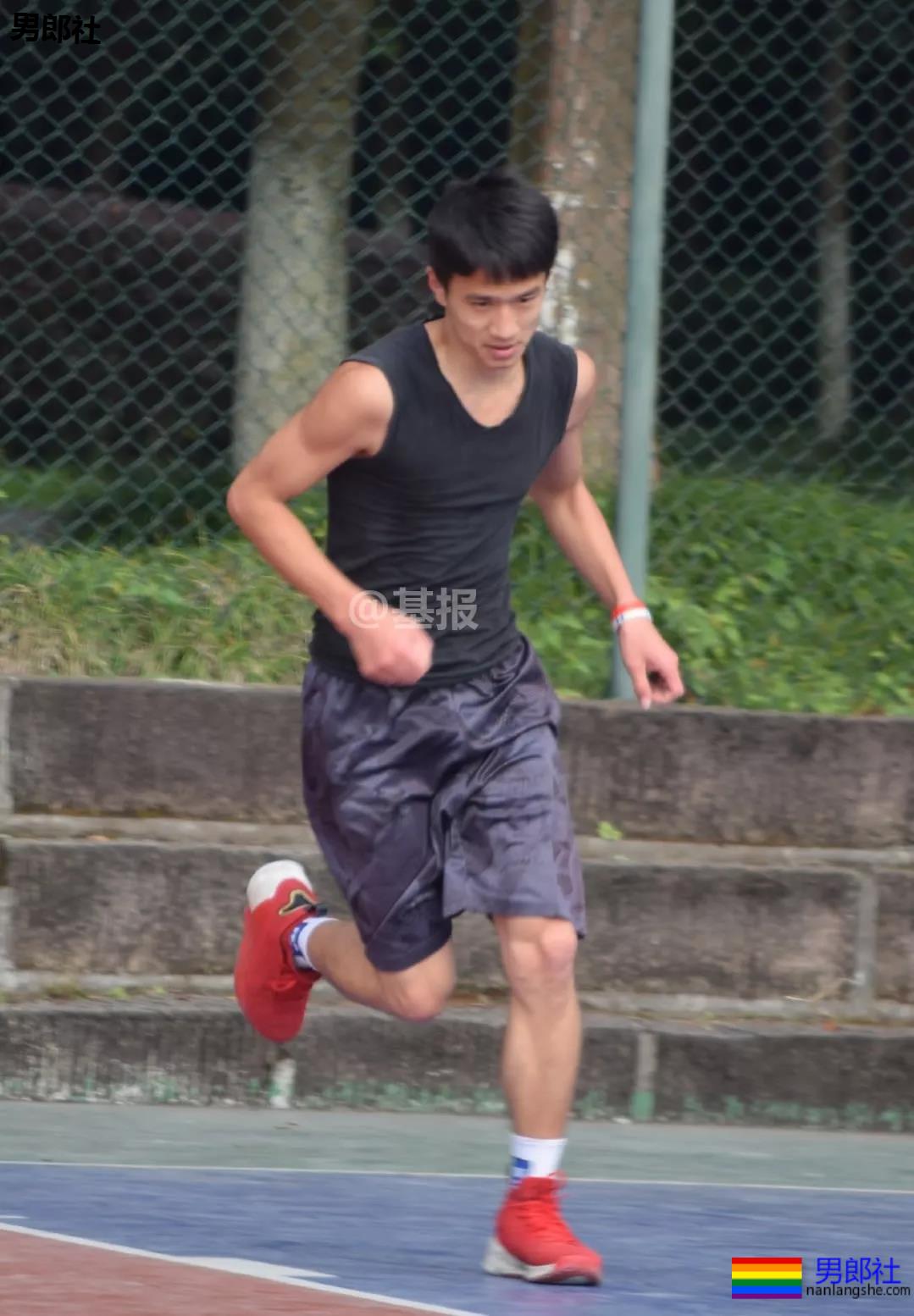 篮球帅哥发育有多好？看他的大鼻子和短裤就懂了 - 51虹马