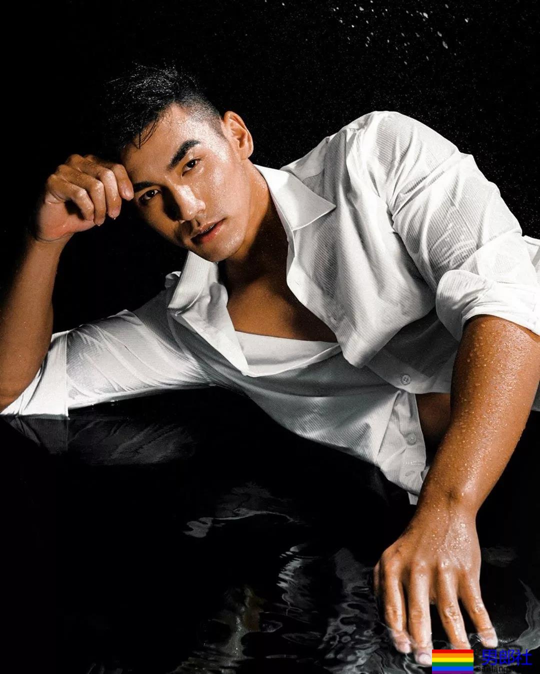 185+直男运动员白衬衫被淋湿，翹臀長腿鼻子挺，A爆了！-51虹马