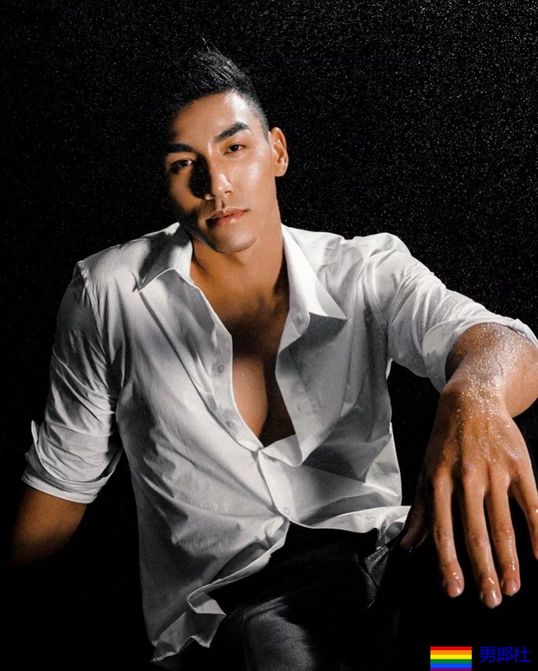 185+直男运动员白衬衫被淋湿，翹臀長腿鼻子挺，A爆了！ - 51虹马