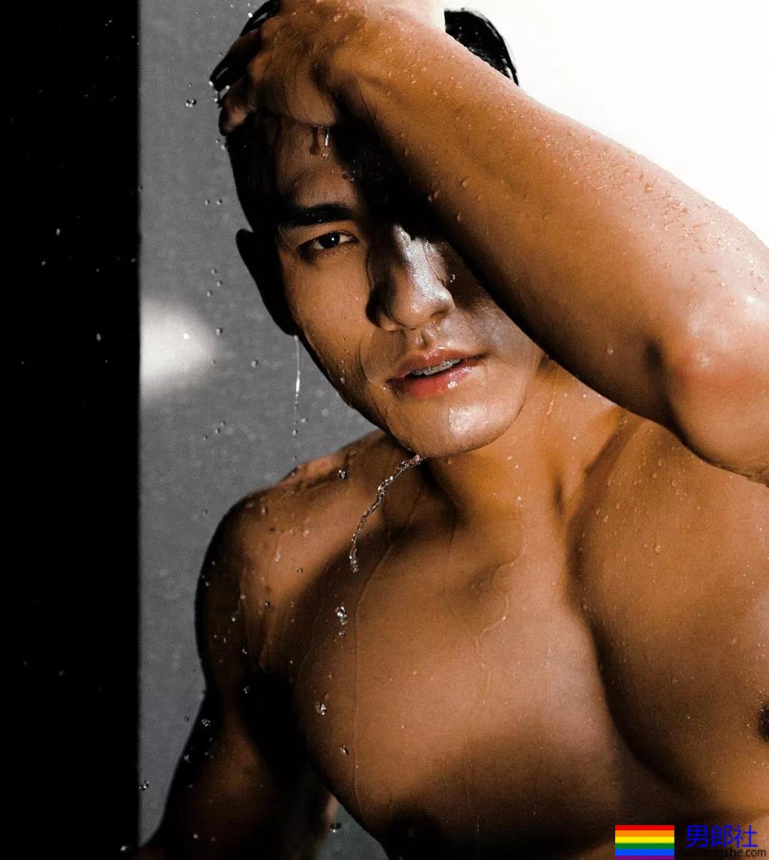 185+直男运动员白衬衫被淋湿，翹臀長腿鼻子挺，A爆了！ - 51虹马