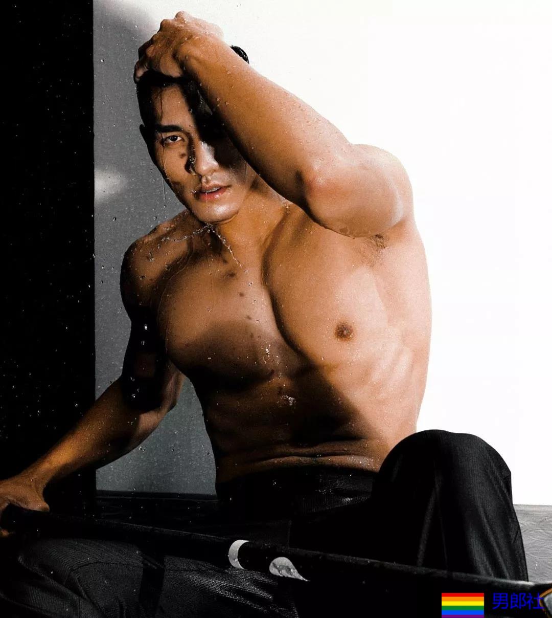 185+直男运动员白衬衫被淋湿，翹臀長腿鼻子挺，A爆了！ - 51虹马