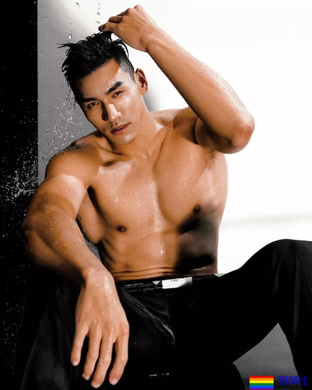 185+直男运动员白衬衫被淋湿，翹臀長腿鼻子挺，A爆了！ - 51虹马