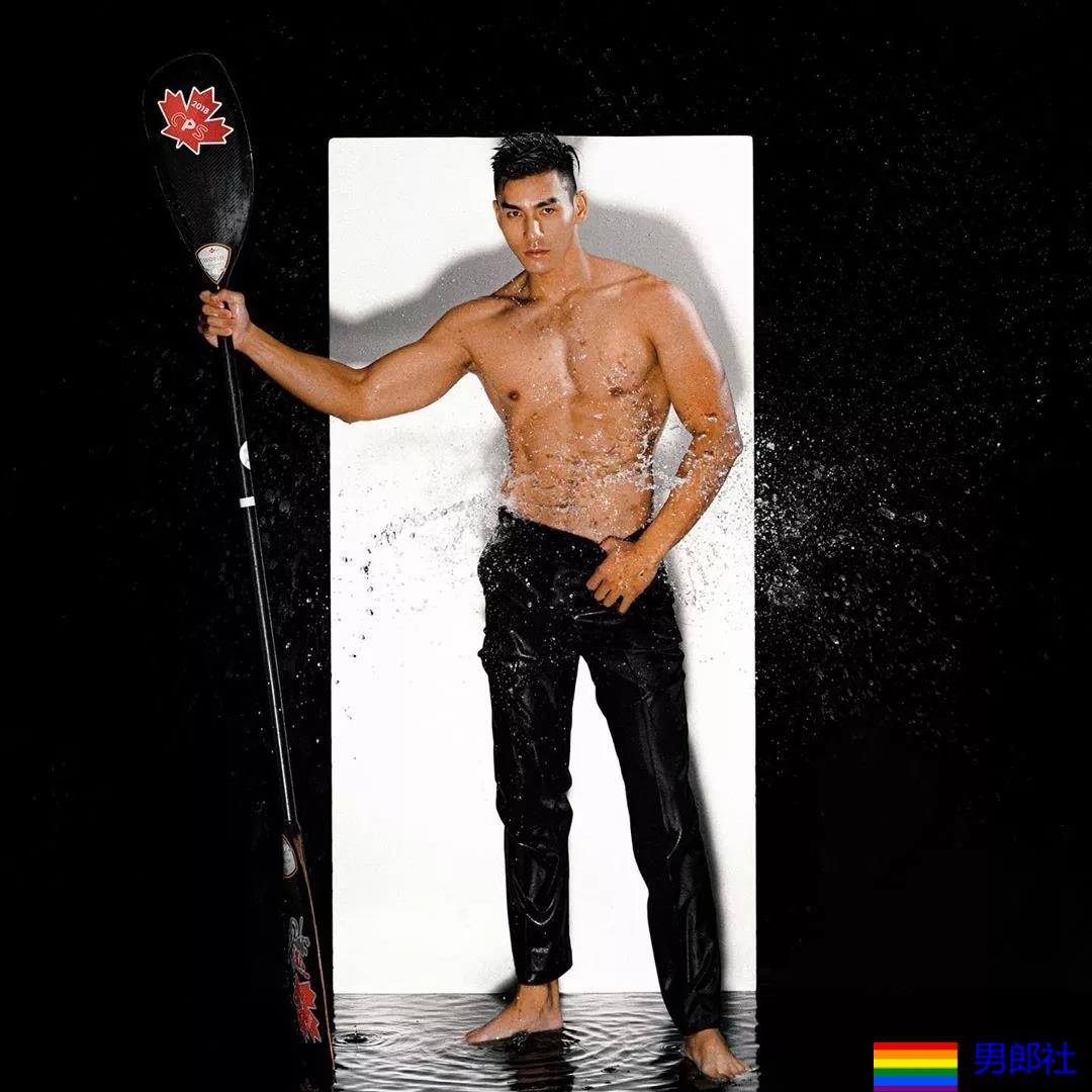 185+直男运动员白衬衫被淋湿，翹臀長腿鼻子挺，A爆了！ - 51虹马