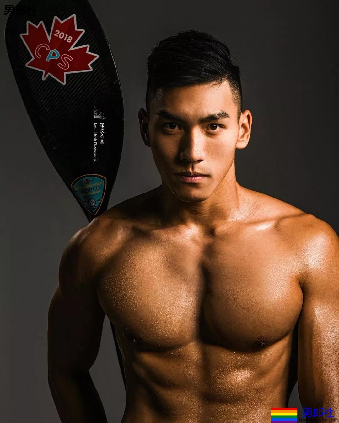 185+直男运动员白衬衫被淋湿，翹臀長腿鼻子挺，A爆了！ - 51虹马