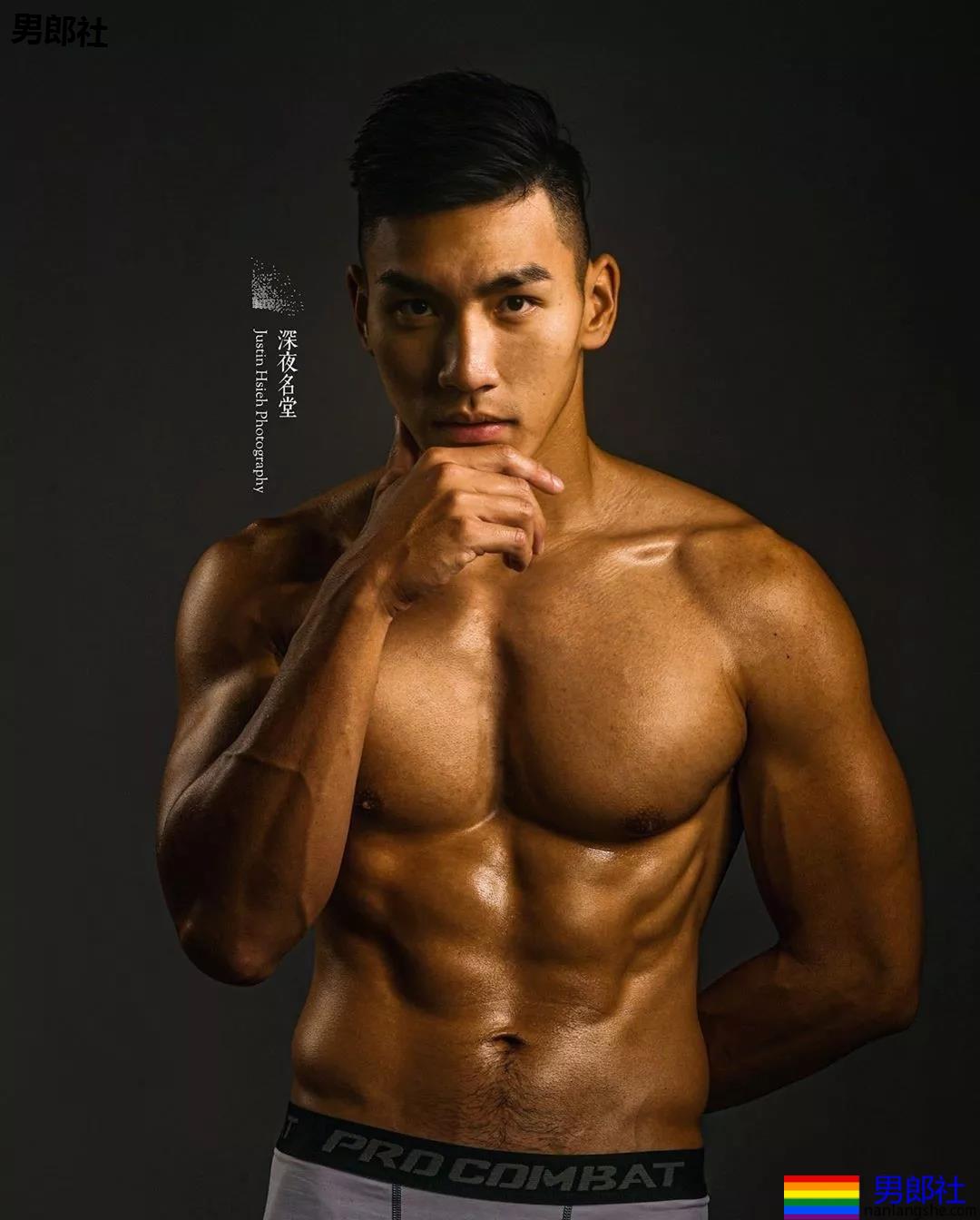 185+直男运动员白衬衫被淋湿，翹臀長腿鼻子挺，A爆了！ - 51虹马