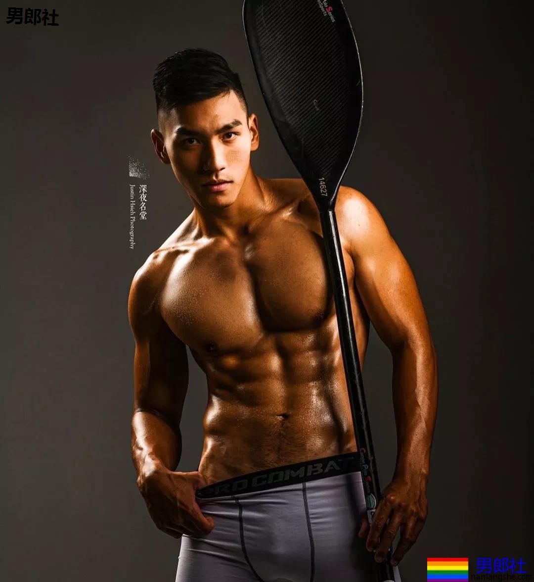 185+直男运动员白衬衫被淋湿，翹臀長腿鼻子挺，A爆了！ - 51虹马