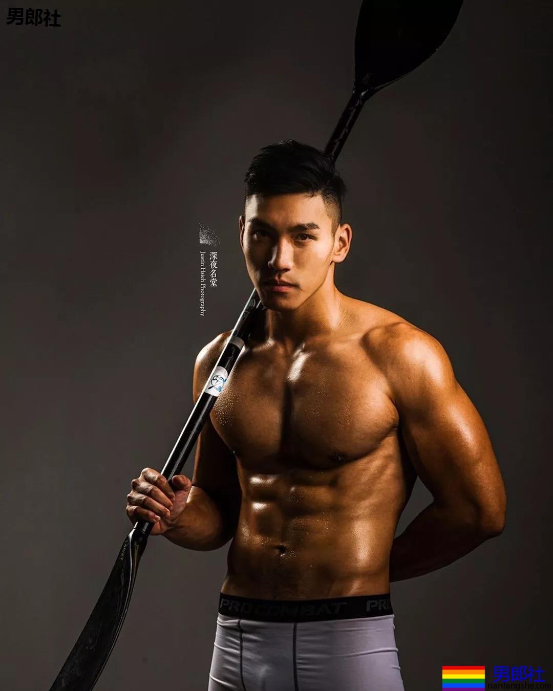 185+直男运动员白衬衫被淋湿，翹臀長腿鼻子挺，A爆了！ - 51虹马