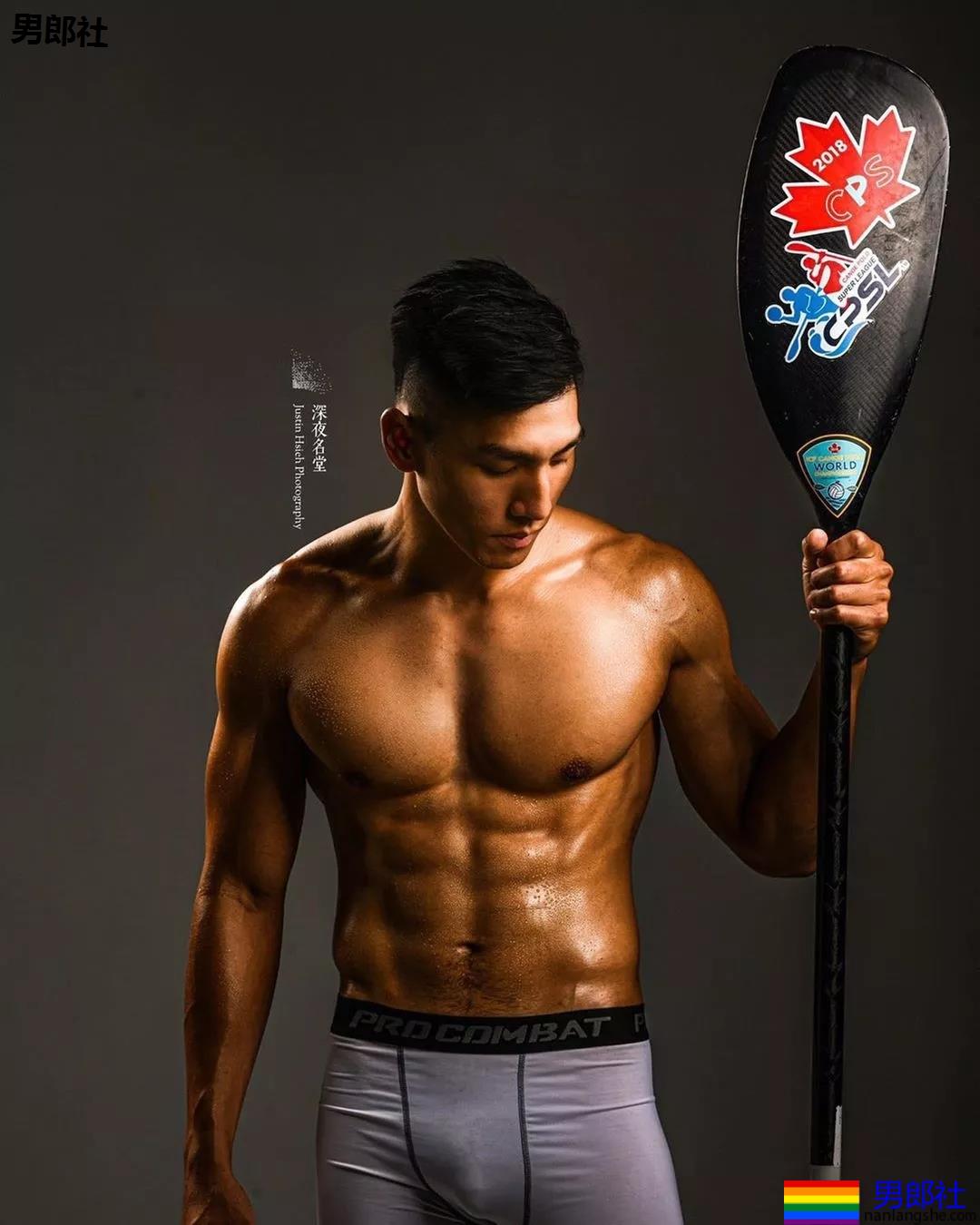 185+直男运动员白衬衫被淋湿，翹臀長腿鼻子挺，A爆了！ - 51虹马