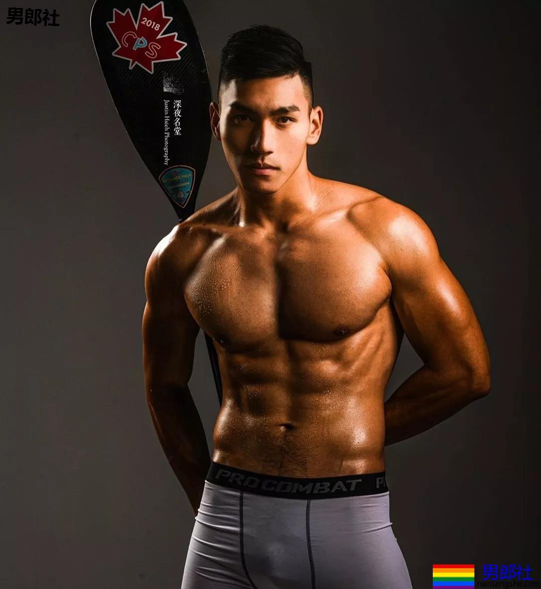 185+直男运动员白衬衫被淋湿，翹臀長腿鼻子挺，A爆了！ - 51虹马