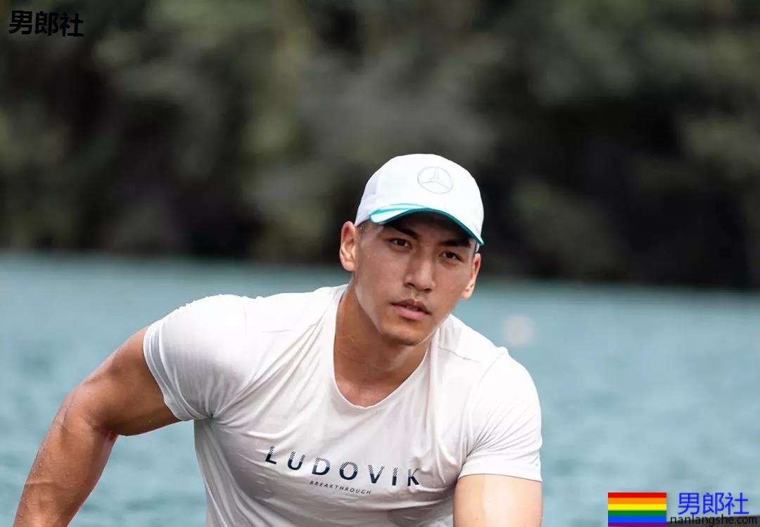 185+直男运动员白衬衫被淋湿，翹臀長腿鼻子挺，A爆了！ - 51虹马