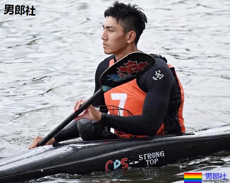 185+直男运动员白衬衫被淋湿，翹臀長腿鼻子挺，A爆了！ - 51虹马