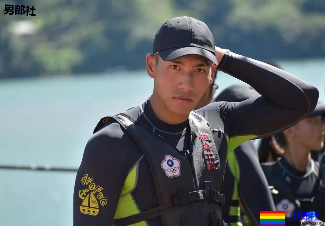 185+直男运动员白衬衫被淋湿，翹臀長腿鼻子挺，A爆了！ - 51虹马