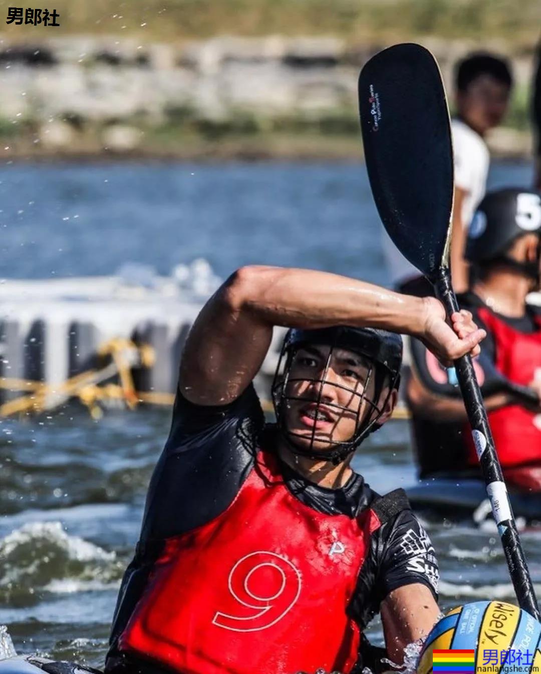 185+直男运动员白衬衫被淋湿，翹臀長腿鼻子挺，A爆了！ - 51虹马