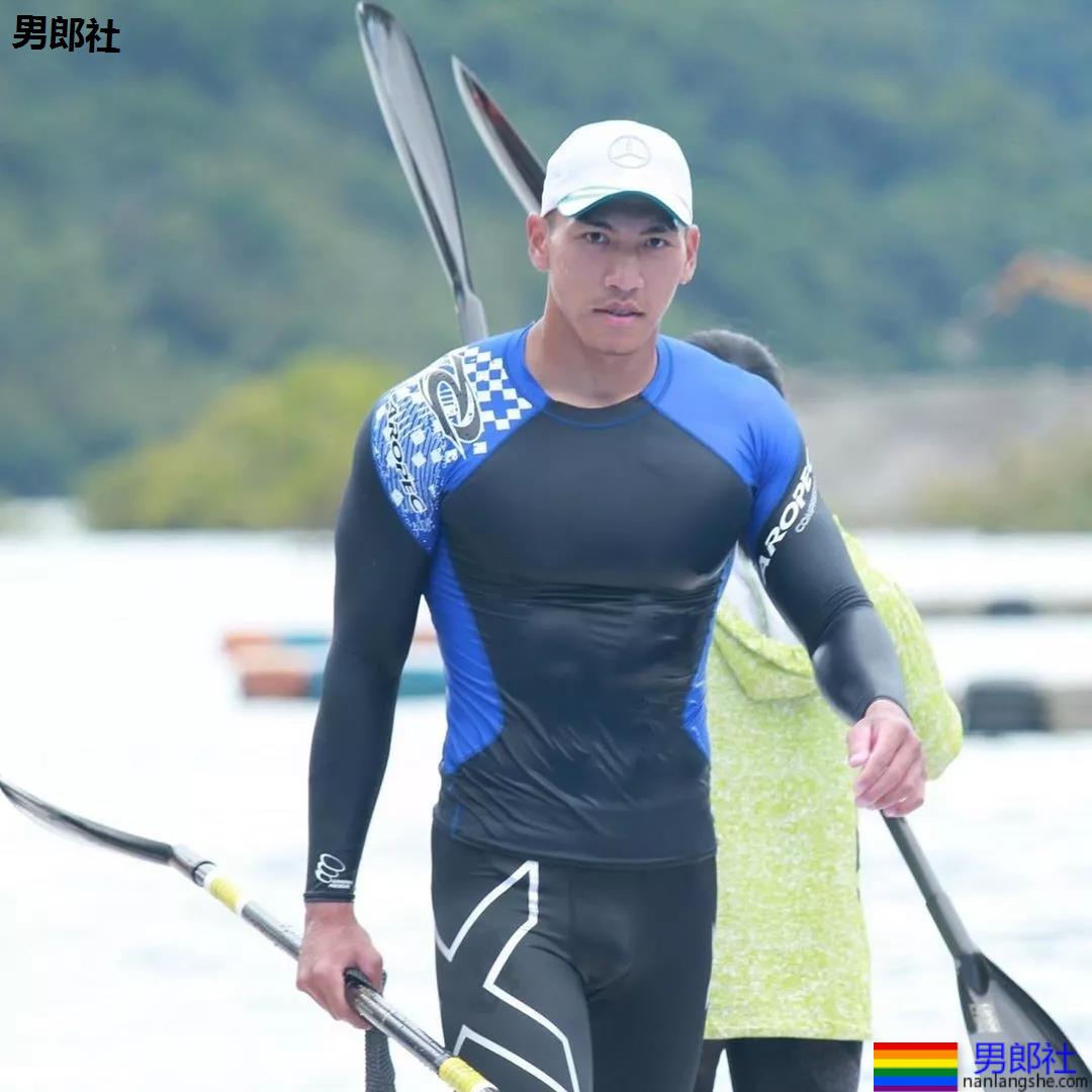 185+直男运动员白衬衫被淋湿，翹臀長腿鼻子挺，A爆了！ - 51虹马