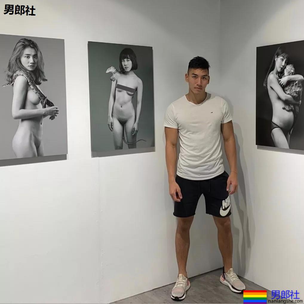 185+直男运动员白衬衫被淋湿，翹臀長腿鼻子挺，A爆了！ - 51虹马