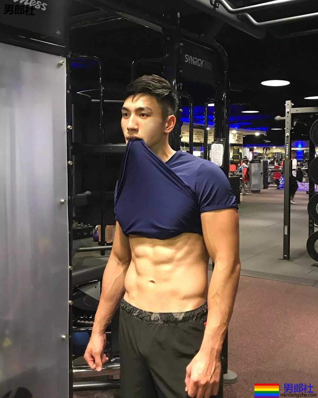 185+直男运动员白衬衫被淋湿，翹臀長腿鼻子挺，A爆了！ - 51虹马