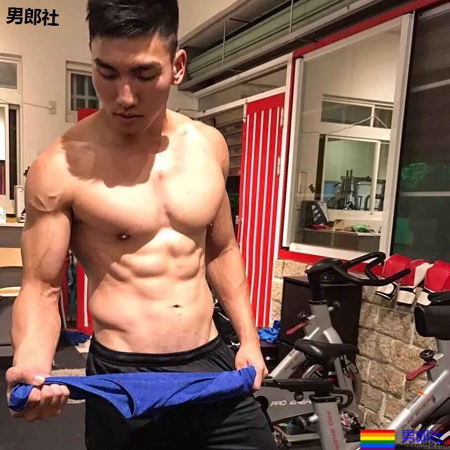 185+直男运动员白衬衫被淋湿，翹臀長腿鼻子挺，A爆了！ - 51虹马