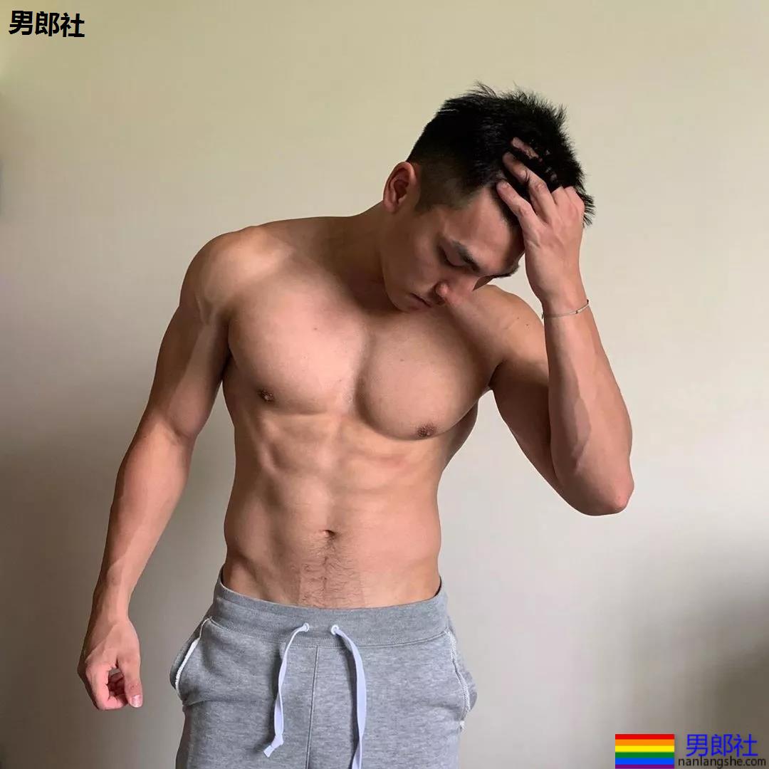 185+直男运动员白衬衫被淋湿，翹臀長腿鼻子挺，A爆了！ - 51虹马