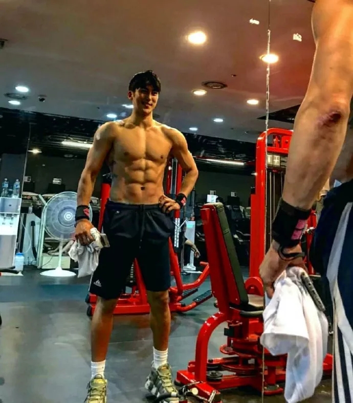 呼之欲出的解释肌肉—韩国KR健身健美模特 - 51虹马