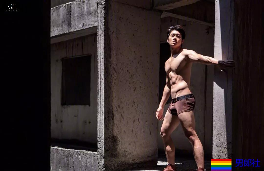 肌肉美男献上一组摄影作品 - 51虹马