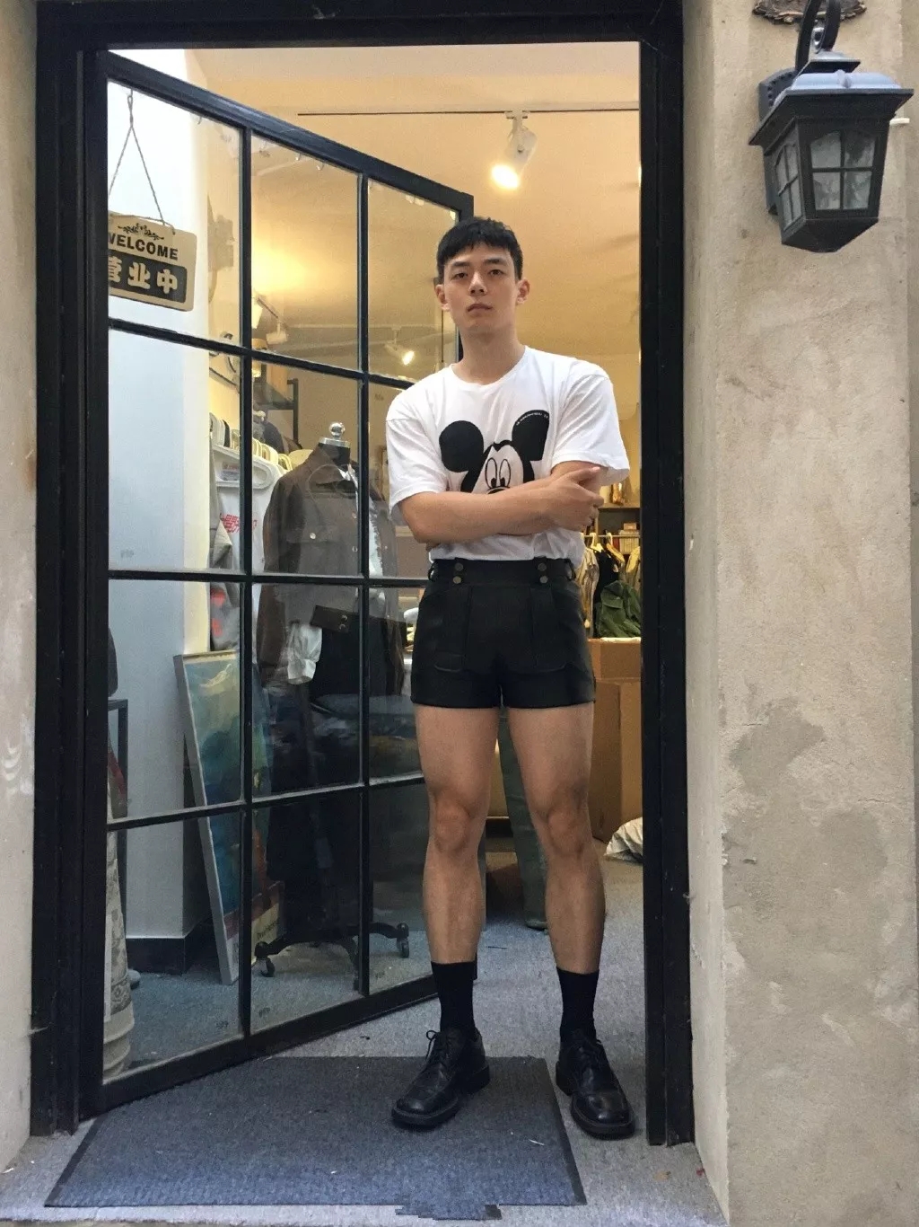 寸头痞帅网红穿内裤玩轮滑遭盯档，奶白腹肌太A了！ - 51虹马