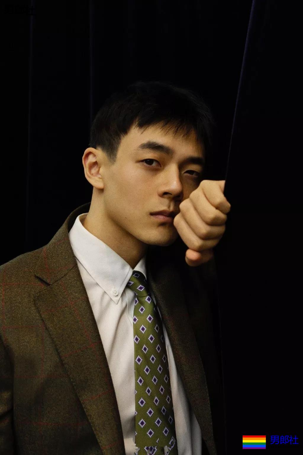 寸头痞帅网红穿内裤玩轮滑遭盯档，奶白腹肌太A了！ - 51虹马