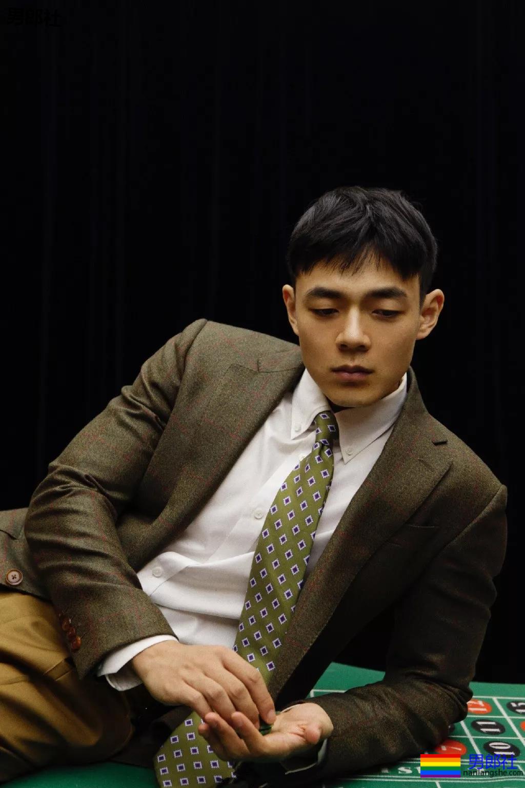 寸头痞帅网红穿内裤玩轮滑遭盯档，奶白腹肌太A了！ - 51虹马