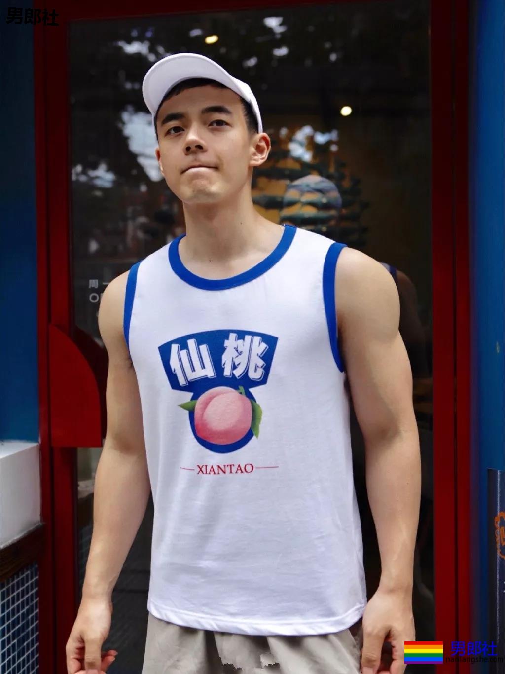 寸头痞帅网红穿内裤玩轮滑遭盯档，奶白腹肌太A了！ - 51虹马