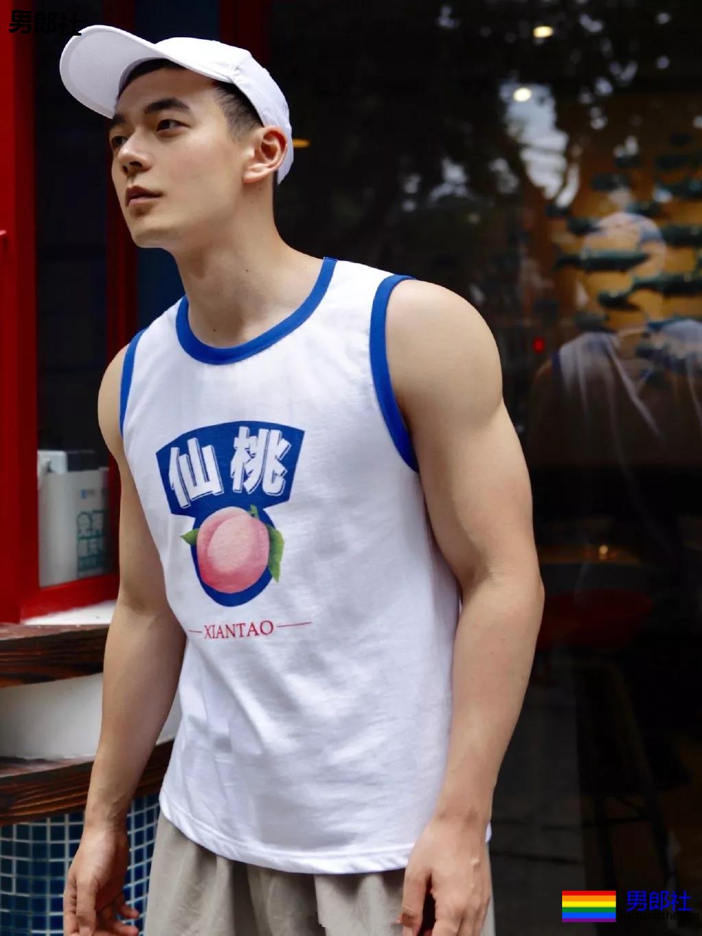 寸头痞帅网红穿内裤玩轮滑遭盯档，奶白腹肌太A了！ - 51虹马